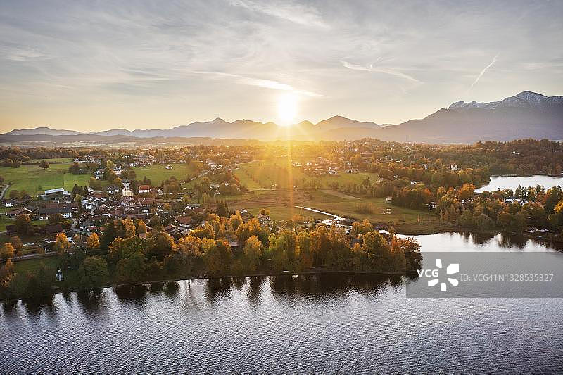 施塔费尔湖畔的泽豪森秋日日出，无人机拍摄，阿尔卑斯山麓，上巴伐利亚，巴伐利亚，德国图片素材
