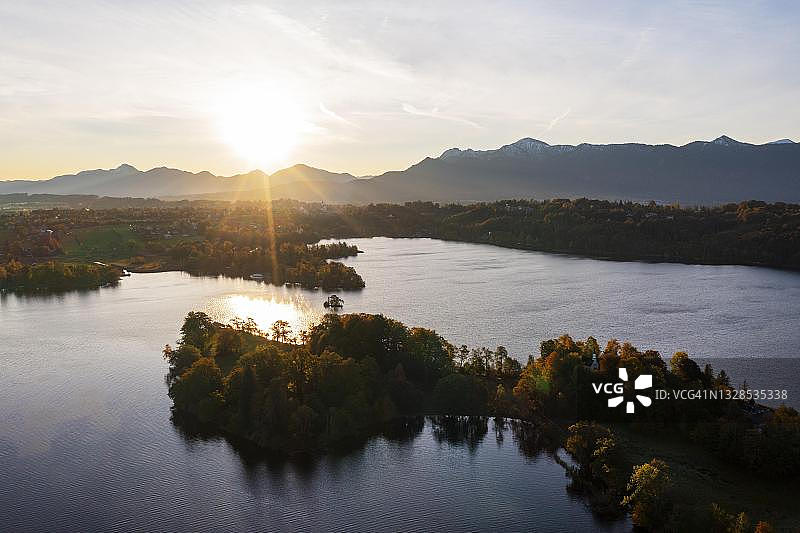 韦尔特岛，施塔费尔湖，秋季日出，无人机拍摄，阿尔卑斯山前陆，上巴伐利亚，巴伐利亚，德国图片素材