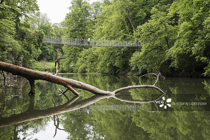 德国巴登-符腾堡州上多瑙河谷自然公园的因齐格科芬阿马林费尔森吊桥图片素材