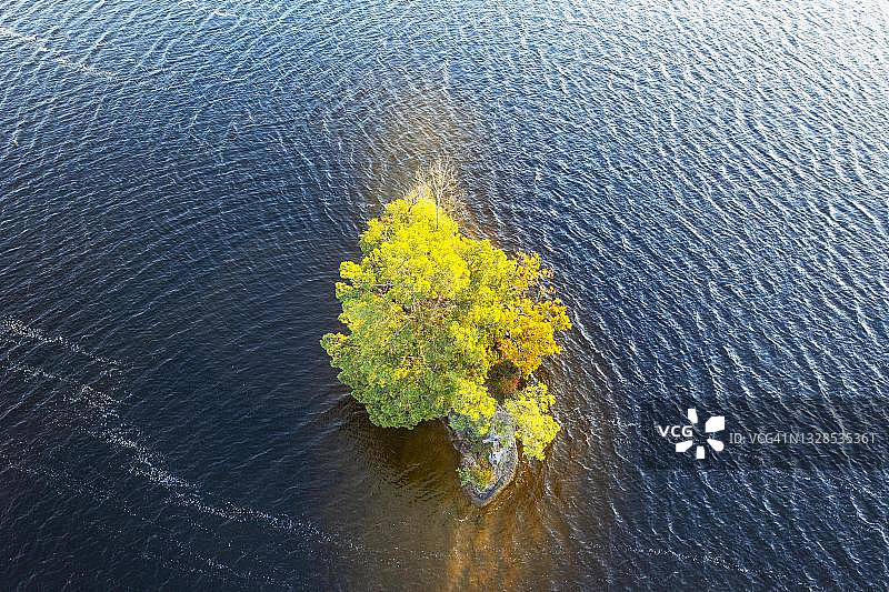 从上方俯瞰雅各布斯insel岛,斯塔费尔湖,秋季的晨光,无人机拍摄,阿尔卑斯山山麓,上巴伐利亚,德国图片素材