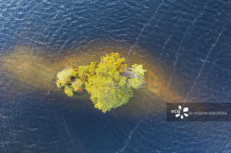 从上方俯瞰雅各布斯insel岛，斯塔费尔湖，秋季的晨光，无人机拍摄，阿尔卑斯山山麓，上巴伐利亚，德国图片素材