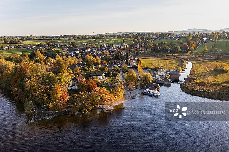 施塔费尔湖畔的Seehausen，秋日晨光图片素材