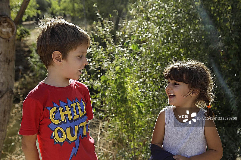 可爱的混血男孩和女孩互相看着图片素材