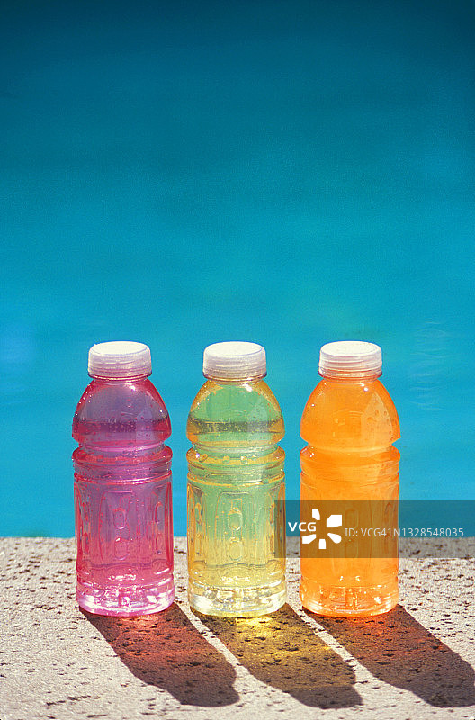 游泳池边一排不同颜色的运动饮料图片素材