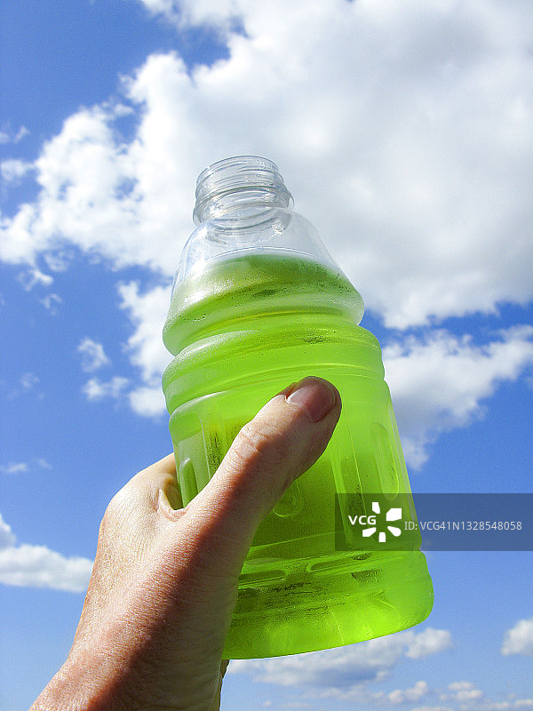 手持运动饮料敬天空云彩系列图片素材