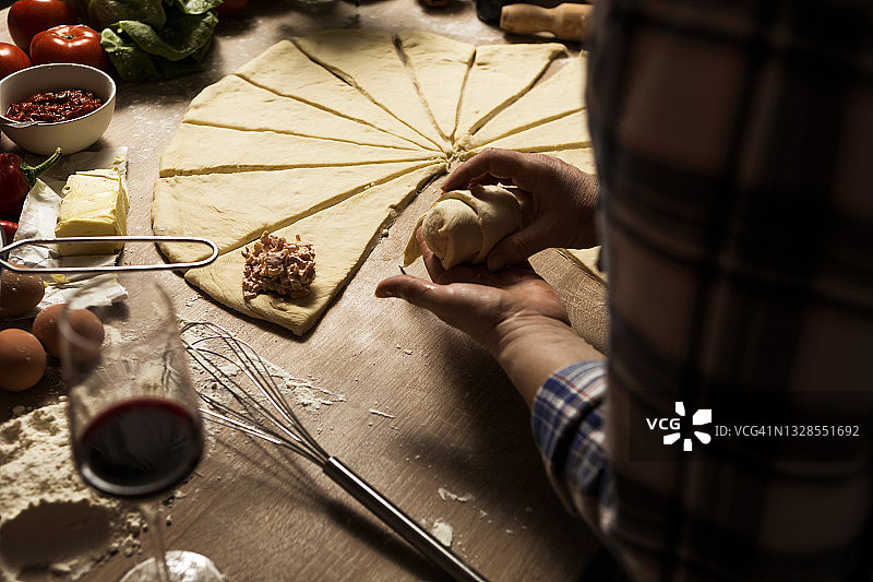 年轻女子制作披萨卷图片素材