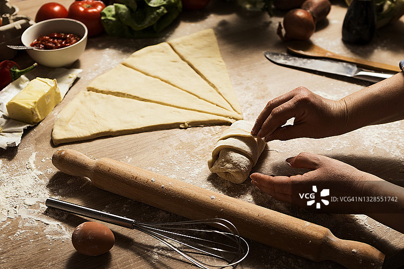 年轻女子制作披萨卷图片素材