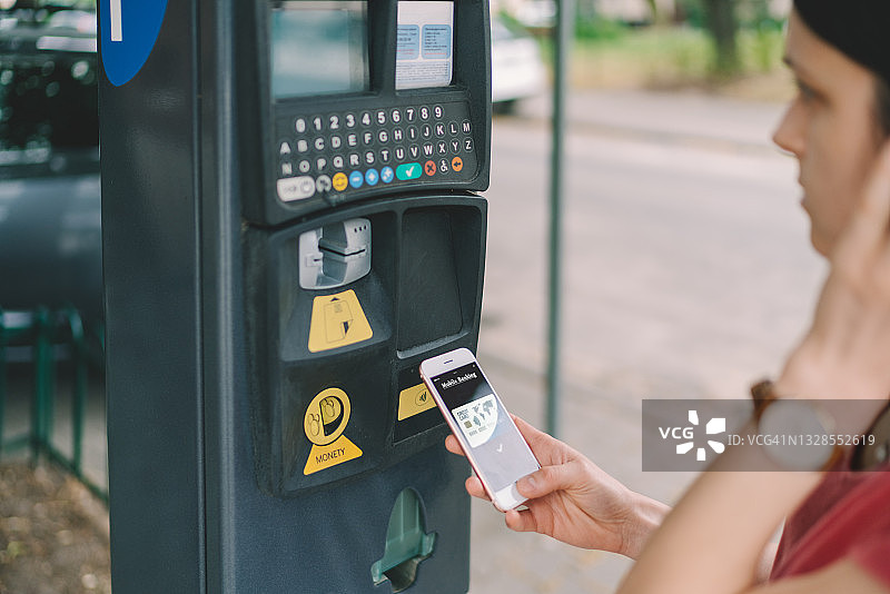 在城市停车场使用非接触支付图片素材