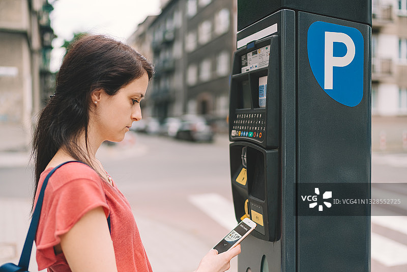 在城市停车场使用非接触支付图片素材