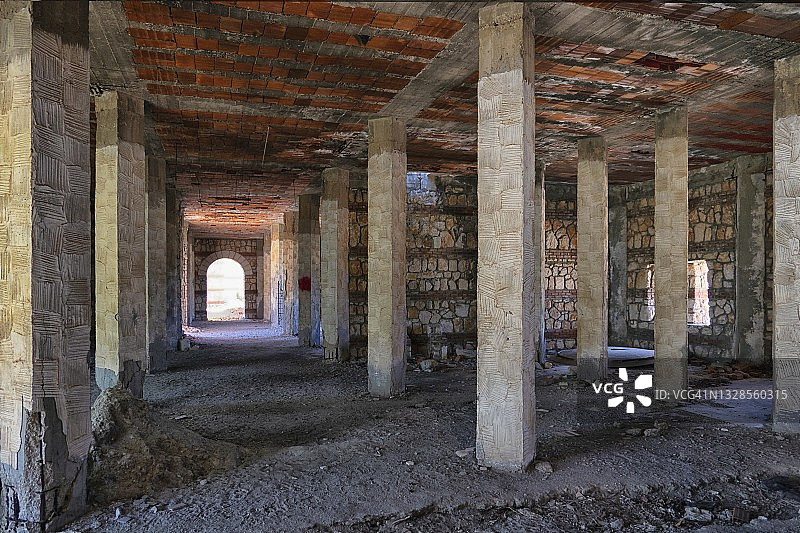 切什梅一栋废弃酒店大楼的地下室图片素材