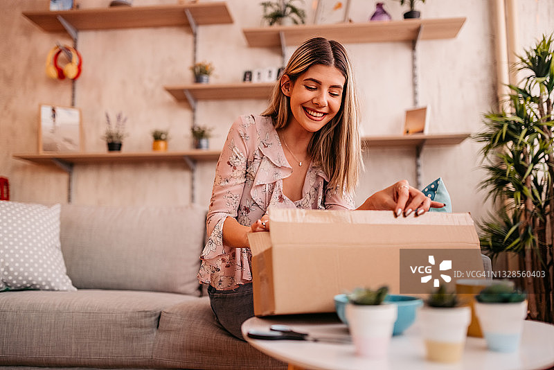 女顾客打开纸板箱包裹图片素材