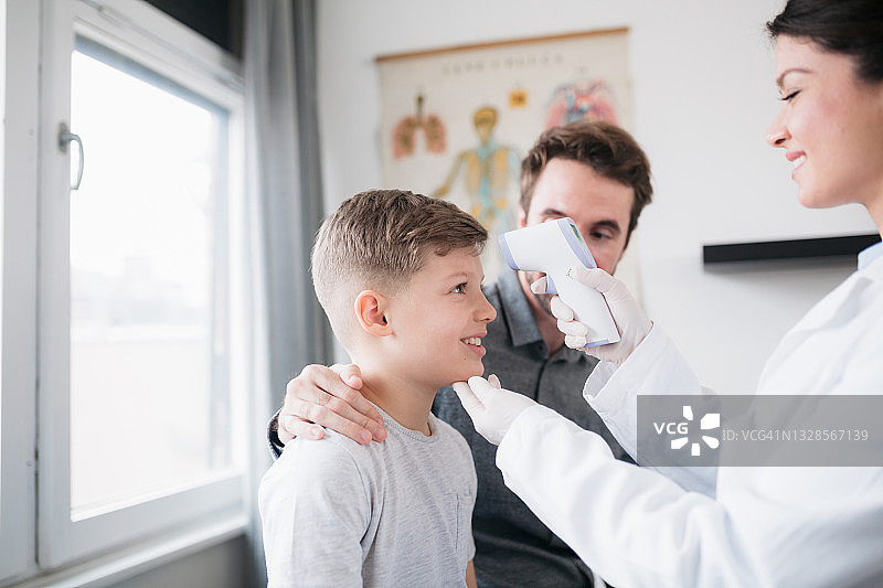 正在检查体温的年轻白人男孩图片素材