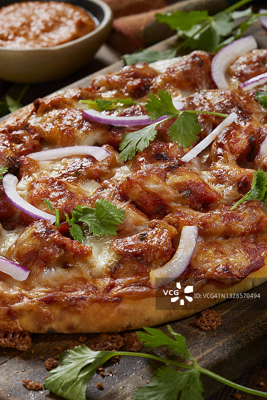 馕上的黄油鸡肉披萨图片素材