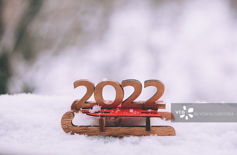 冬季雪景背景下的数字2022。新年快乐2022概念图片素材