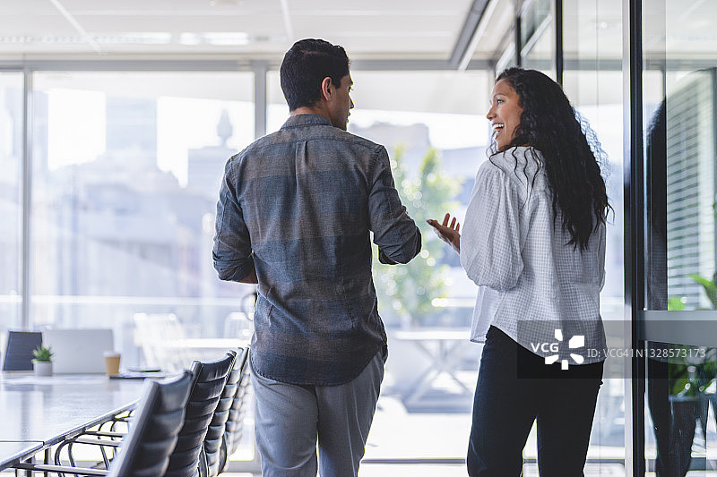 商人和女商人边走边谈的背影图片素材