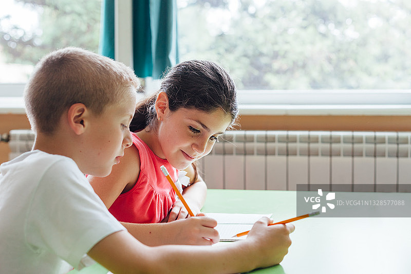 孩子们在学校一起学习图片素材