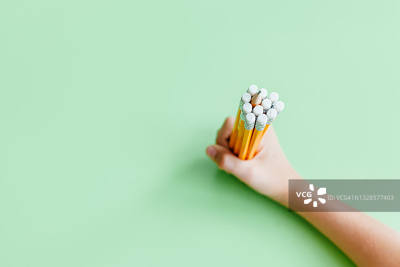 儿童拿着许多彩色铅笔图片素材