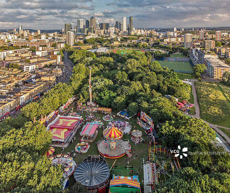 伦敦 Mile End 公园的夏季游乐会，城市天际线朝东南方向眺望金丝雀码头图片素材
