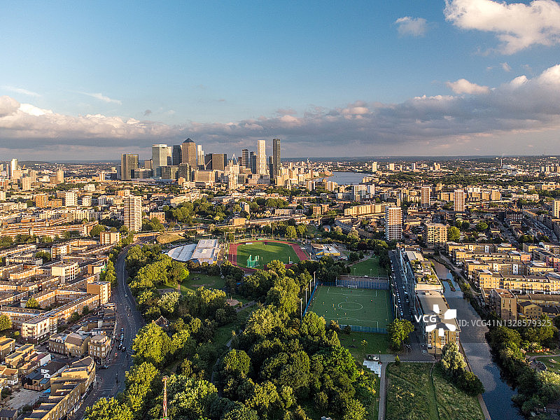 伦敦麦尔安德公园及金丝雀码头东南方向的城市天际线图片素材