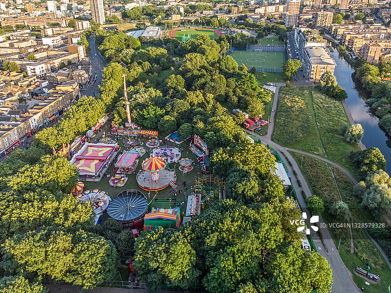伦敦 Mile End 公园的夏季游乐会和东北方向的城市天际线图片素材