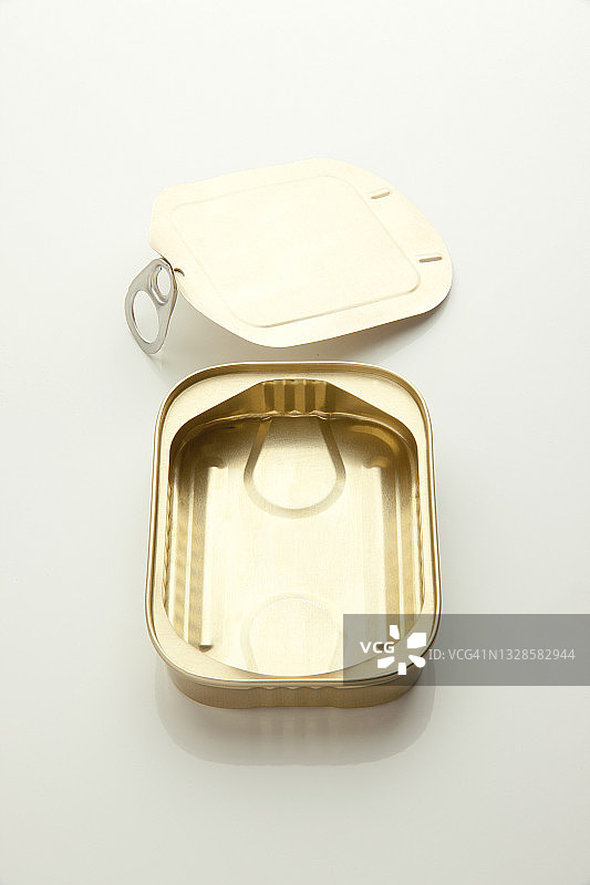 白色背景下的金色沙丁鱼罐头图片素材