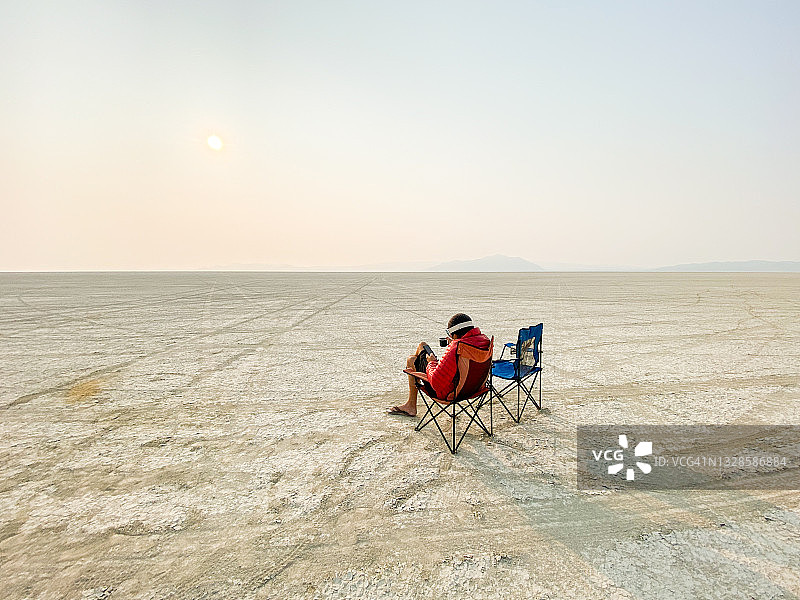 情侣在黑岩沙漠露营游玩图片素材
