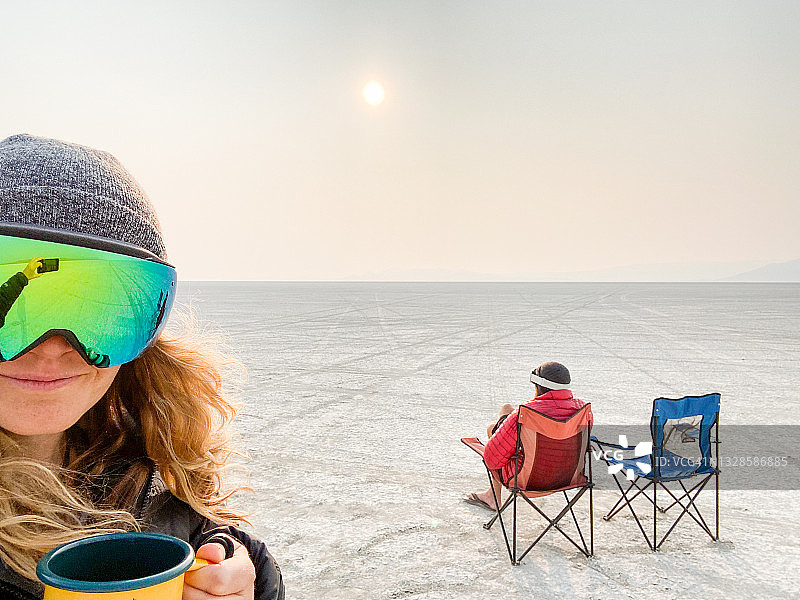 情侣在黑岩沙漠露营游玩图片素材