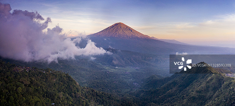 巴厘岛阿贡火山日出全景图片素材