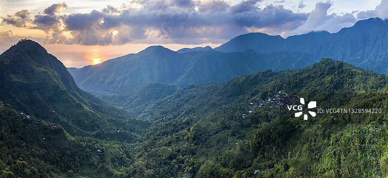 巴厘岛日出时分面向海洋的山脉图片素材