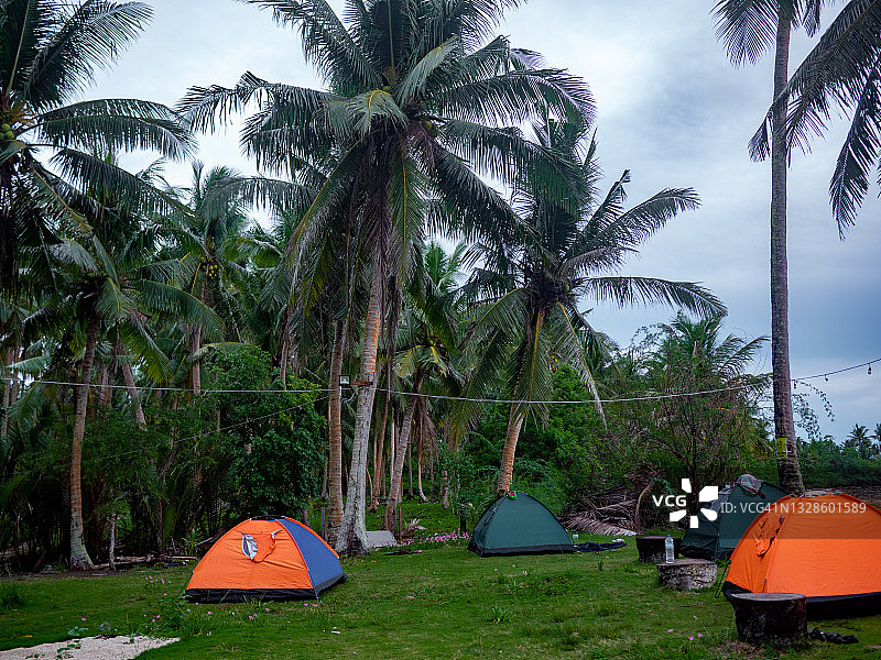 菲律宾奎松省乌尼桑沙滩花园露营帐篷图片素材