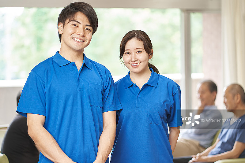 在长期护理机构工作的男女护理人员图片素材