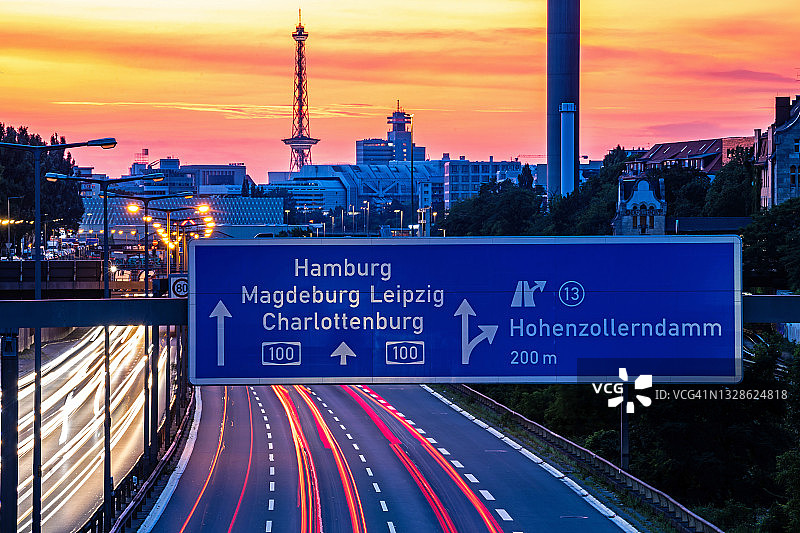 日落时分的柏林天际线与城市高速公路图片素材