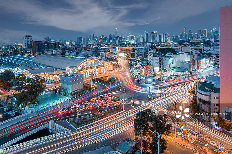 曼谷华南蓬火车站的泰国老式列车夜景图片素材