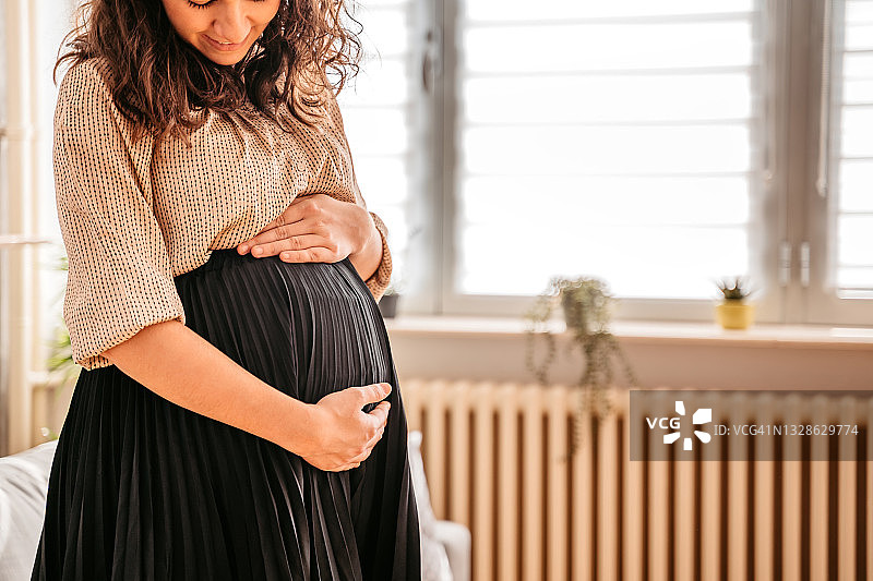 在家享受孕期的女人图片素材