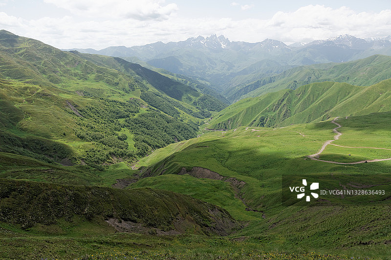 从达特维斯·杰瓦里山口眺望高加索山脉，格鲁吉亚图片素材