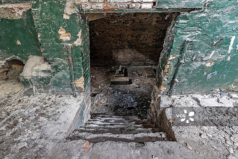 废弃建筑中的黑暗地下室图片素材