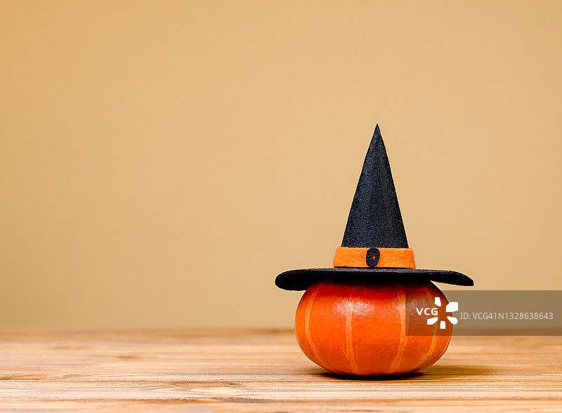 万圣节南瓜女巫帽木桌摆拍图片素材