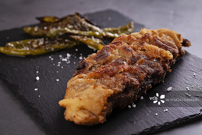黑背景上的青椒牛肉卡乔波图片素材