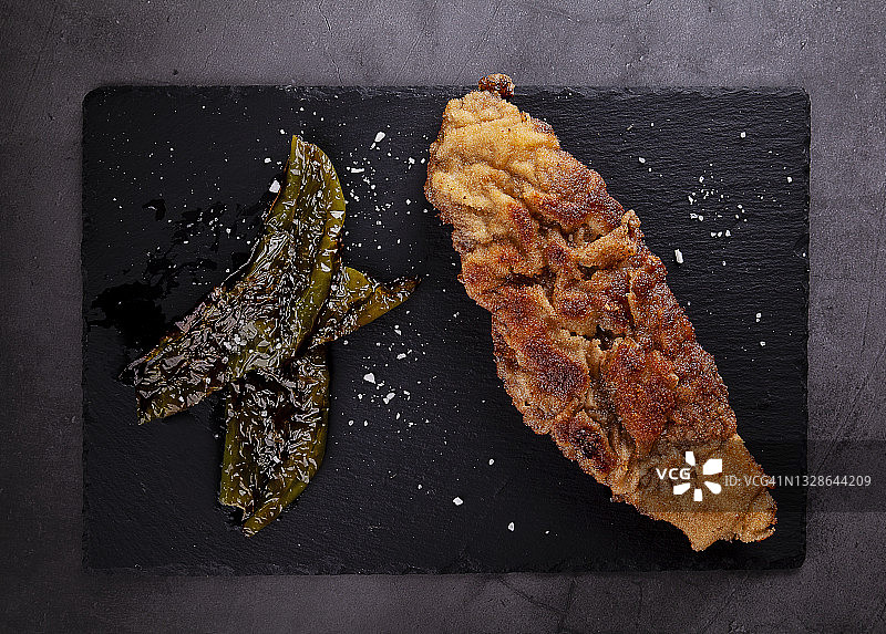 黑背景上的青椒牛肉卡乔波图片素材