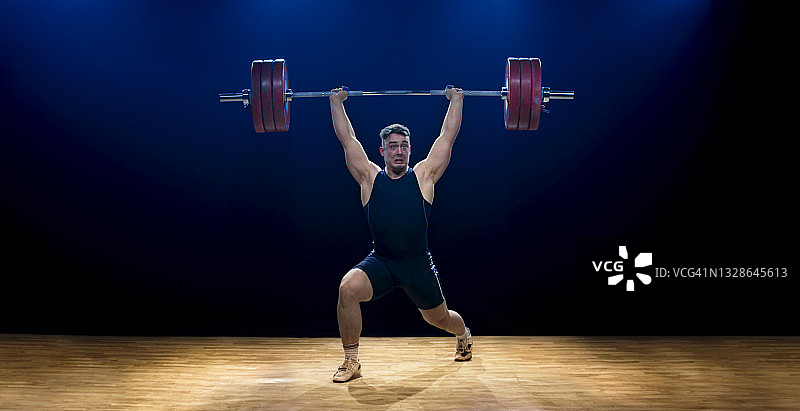 年轻男性举重运动员举杠铃图片素材