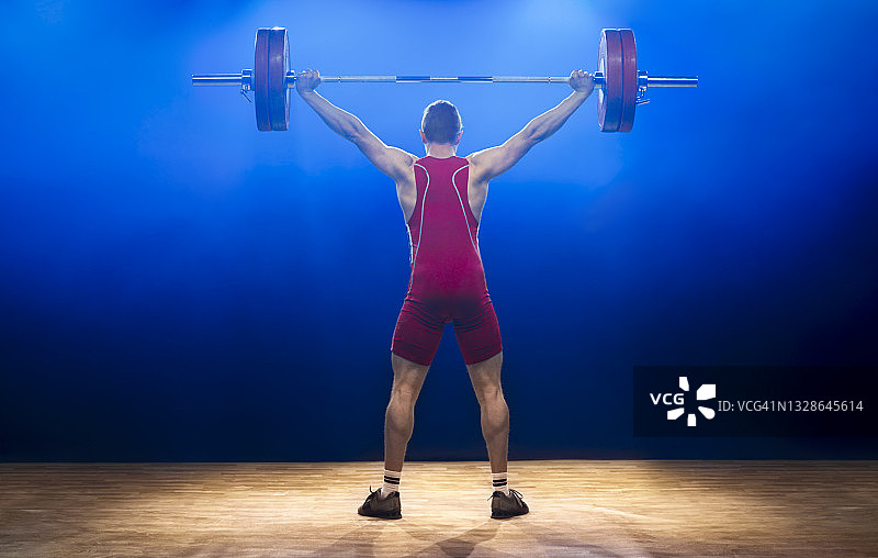 举重运动员举杠铃的背影图片素材