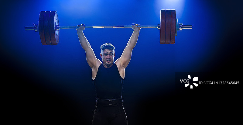 年轻男性举重运动员举杠铃图片素材