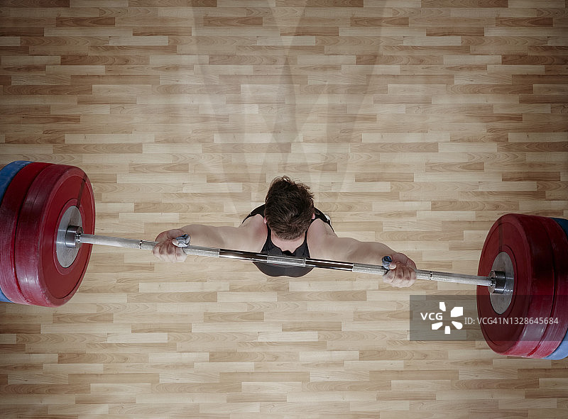 年轻男性举重运动员举杠铃图片素材