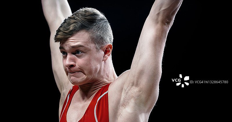 年轻举重男人举杠铃特写图片素材