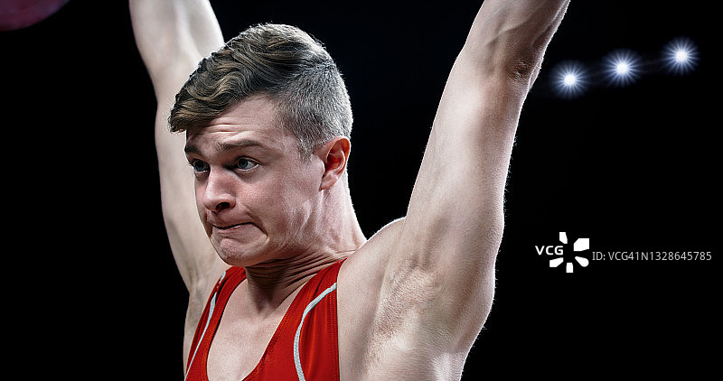 年轻举重男人举杠铃特写图片素材