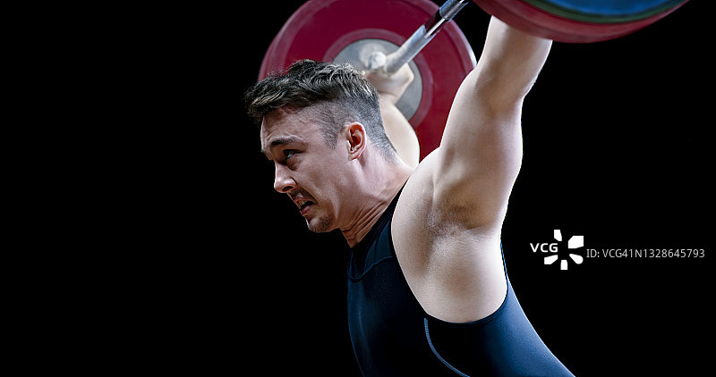 年轻举重男人举杠铃特写图片素材