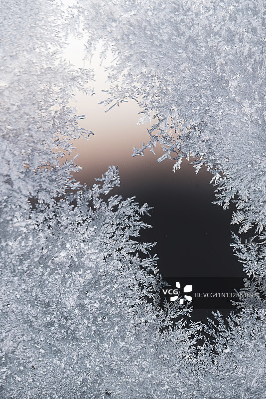 霜冻窗户上的冰晶或霜花特写图片素材