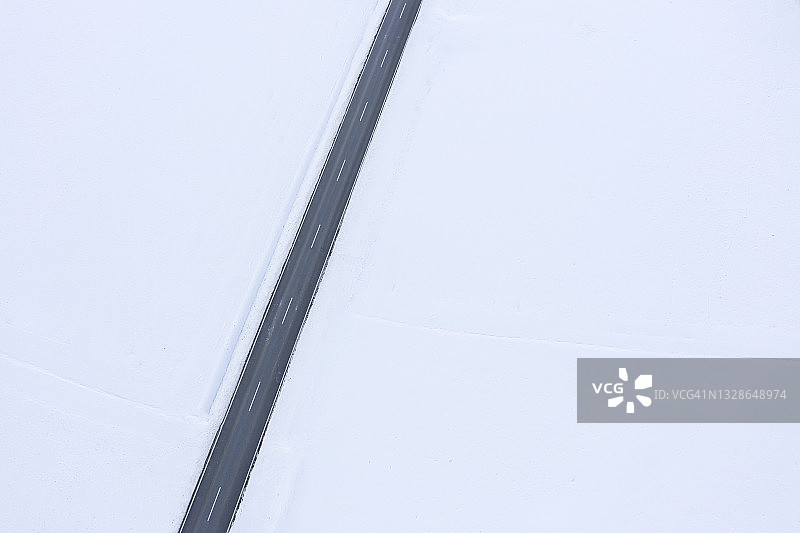 雪地道路的无人机航拍俯视图图片素材