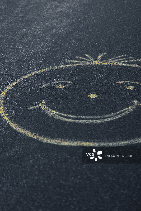 沥青路面上的笑脸图片素材