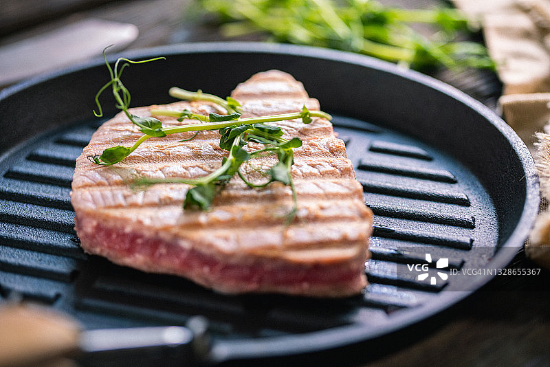 烤金枪鱼排图片素材